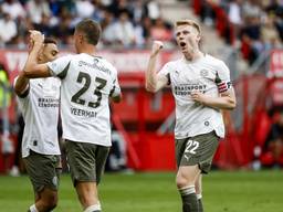 Schouten juicht na goal samen met Veerman en Dest (Foto: ANP)