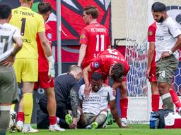 Alassane Pléa geblesseerd op de grond (Foto: ANP).