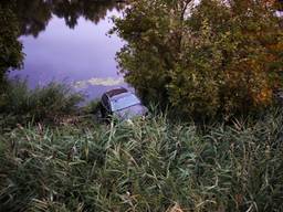 Auto belandt in water jachthaven