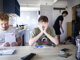 Studenten met de handen in het haar vanwege de kamerprijzen (foto: ANP).