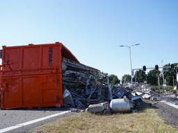 Container met oud ijzer gekanteld