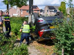 Auto belandt op de kop, bestuurder naar ziekenhuis