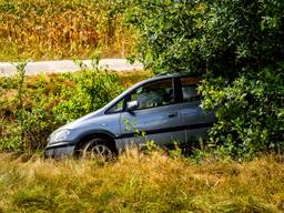 Auto belandt na aanrijding in de sloot, vrouw gewond