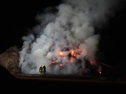 Brand grote berg maaisel in Oosterhout