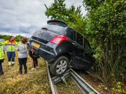 Auto vliegt over vangrail op A270: vrouw ongedeerd, rijstrook afgesloten