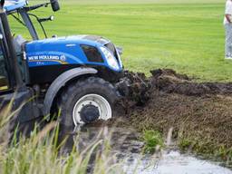 Tractor belandt in sloot na ongeluk, bestuurder gewond