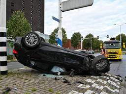 Heftige achtervolging op hoge snelheid, agent naar het ziekenhuis