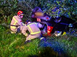 Auto ondersteboven bij crash Riethoven