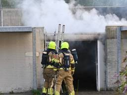 Door nog onbekende oorzaak brak zondagmorgen brand uit aan het Arsenaalpad in Breda. Hierbij ging een aantal opslagruimtes achter het oude belastingkantoor verloren.