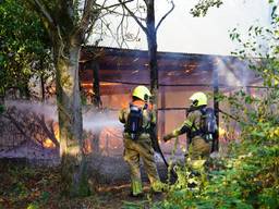 Leegstaande schuur door brand verwoest