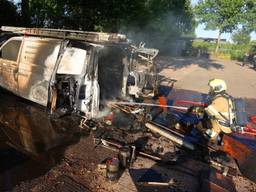 Bus van Bossche dakdekker gaat in vlammen op, getuigen zien auto wegrijden