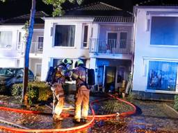 Brand in appartement midden in de nacht, mensen staan op straat