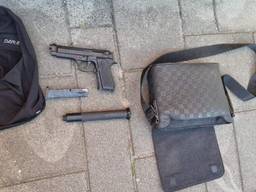 Deze wapens had de tiener bij zich (foto: Politie Tilburg Centrum).