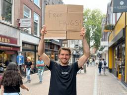 Rick heeft gratis knuffels in Utrecht (foto: RTV Utrecht).