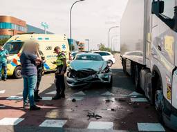 Een vrachtwagen en auto zijn maandagmiddag tegen elkaar gebotst in Waalwijk.