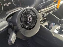Uit de auto van Daniël is het stuur gestolen (foto: Daniël Giessenburg).
