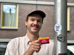 Auke Roos maakt met zijn stickets soms een rondje door de straten (foto: Floortje Steigenga).