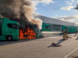 Drie vrachtwagens in brand op bedrijventerrein