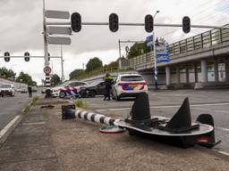 Gewonde bij botsing auto's, verkeerslicht uit de grond gereden