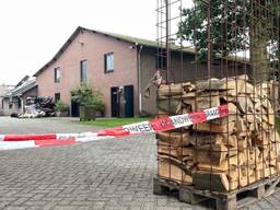 Een van de stallen is ingestort (foto: Rochelle Moes).