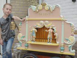 Juliën vindt de beeldjes op het orgel het mooist (Foto: Omroep Tilburg).