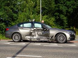 Brandweer knipt auto open na ongeluk