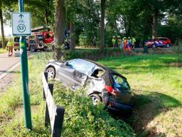Auto belandt in sloot na aanrijding