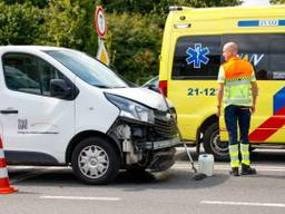 Het busje botste achterop een auto (foto: Addy Smits/Persbureau Heitink).