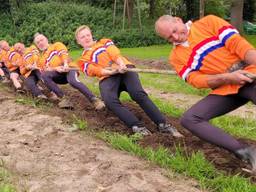 Jan Bartels in het nationale touwtrekteam, derde van rechts.