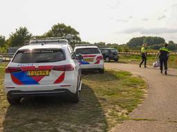 Lichaam gevonden in riviertje, politie doet onderzoek