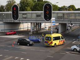 Auto's botsen op elkaar op kruising