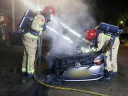 Auto vermoedelijk in brand gestoken