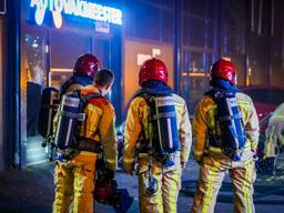 Brand in autobedrijf, luid alarm maakt buurtbewoners wakker