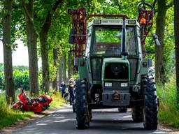 Motorrijder maakt harde val bij botsing met tractor