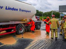 Vrachtwagen verliest vet op A58, weg nog urenlang dicht