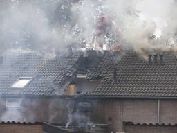 Brand in twee woningen, bewoner raakt gewond