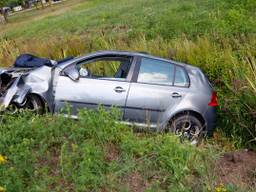 Auto vliegt uit de bocht en belandt in de sloot: man aangehouden