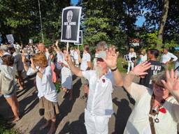 Honderden demonstranten eisen vrijlating van de voormalig advocaat (foto: Noël van Hooft).