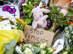 Na de dood van Joeweela werden bloemen neergelegd (foto: ANP).