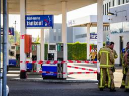Maandagavond werden de twee tankpistolen gevonden op de grond bij het tankstation (foto: Persbureau Heitink).