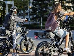 Fatbikes rijden als het aan de gemeente ligt over de weg en niet op het fietspad (foto: ANP).