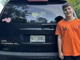 De auto van Kaine, die in Amerika rondrijdt met een 'Tilburg' kenteken.