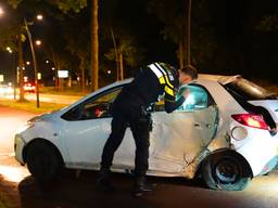 Auto crasht tegen boom, bestuurder reed vermoedelijk te snel