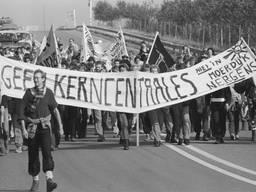Grote demonstratie tegen kerncentrales in Moerdijk op 5 oktober 1985 (foto: Ben Steffen/collectie West-Brabants Archief).