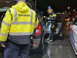 Een controle in de haven van Moerdijk (Foto: Politie Zeeland - West Brabant.)