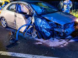 Automobilist ernstig gewond na botsing tegen boom