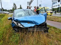 Auto rijdt waarschijnlijk door rood en botst tegen andere wagen