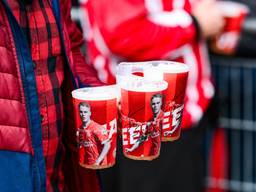 Biertjes in het Philips Stadion (foto: ANP).