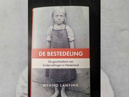 Het boek De Bestedeling van Menno Lanting (foto: Henk van Ingen/Omroep Brabant).