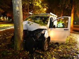 Bestuurder van busje zwaargewond bij botsing tegen boom